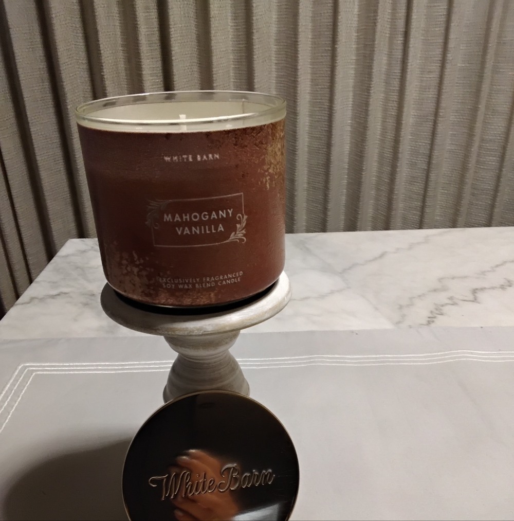 White Barn "Mahogany Vanilla" 3 Wick Candle. NWT